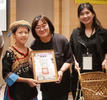 傳愛到偏鄉，國泰飯店觀光事業以行動回饋社會，中秋前夕送暖捐贈月餅予巴楠花部落中小學